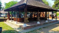 Mande Malang Semirang memiliki arsitektur hindu dengan nilai filosofi islam. Ada 6 tiang yang berdiri, disimbolkan dari rukun iman. Sedangkan di sekelilingnya, terdapat 14 tiang. Bila digabungkan, jumlahnya menjadi 20 yang diambil dari sifat-sifat Allah. Fungsinya adalah tempat berkumpul sultan dan keluarganya.