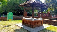 Mande Pandawa Lima yang memiliki lima tiang sebaagai simbol dari rukun islam. Bangunan ini merupakan tempat duduk pejabat pengawal sultan. 