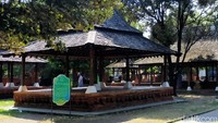 Mande Pengiring merupakan bangunan dengan empat tiang di tengah dan empat tiang di pojok. Empat tiang pertama melambangkan empat unsur, yaitu, air, aingin, api dan air. Sedangkan empat tiang kedua melambangkan empat arah mata angin. 