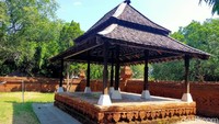 Mande Karasemen menjadi tempat perangkat gamelan atau kesenian. Setiap idul fitri dan idul adha, tradisi yang dilakukan adalah pementasan gamelan sekaten. 