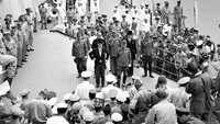 Diketahui, penandatanganan surat resmi penyerahan diri itu dilakukan di kapal perang AS, USS Missouri di Teluk Tokyo pada tanggal 2 September 1945. AP Photo/Max Desfor, File.
