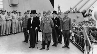 Delegasi dari Jepang Mamoru Shigemitsu dan Yoshijiro Umezu tiba di atas kapal perang AS di Teluk Tokyo, saat akan menandatangani surat resmi penyerahan diri yang menjadi akhir dari Perang Dunia II. Keystone/Hulton Archive/Getty Images.