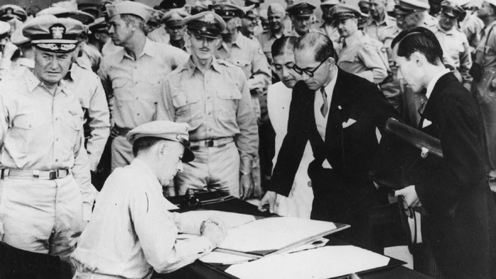 2 September 75 tahun silam, Jepang tandatangani surat resmi penyerahan diri di kapal perang AS, USS Missouri. Momen itu jadi penanda berakhirnya Perang Dunia II