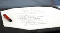 Penampakan dokumen penyerahan diri yang menjadi akhir dari Perang Dunia II ditampilkan di USS Missouri Memorial yang berada di Pearl Harbor, Hawaii. AP Photo/Caleb Jones.