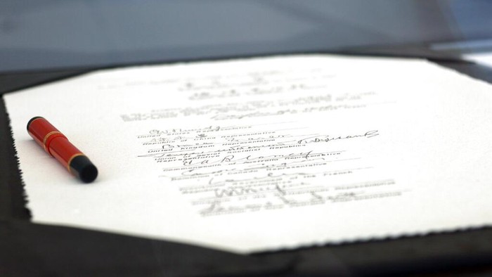 2 September 75 tahun silam, Jepang tandatangani surat resmi penyerahan diri di kapal perang AS, USS Missouri. Momen itu jadi penanda berakhirnya Perang Dunia II