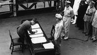 Diketahui, sebelum menandatangani surat resmi penyerahan diri pada 2 September 1945, Kaisar Hirohito mengumumkan Jepang menyerah kepada Sekutu usai 2 kota di Negeri Sakura, Hiroshima dan Nagasaki, menjadi sasaran bom atom Sekutu pada tanggal 6 dan 9 Agustus 1945. Keystone/Hulton Archive/Getty Images.