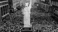 Massa berkumpul di Great White Way, Kota New York, untuk merayakan akhir Perang Dunia II setelah Jepang menandatangani surat resmi penyerahan diri pada Sekutu pada tanggal 2 September 1945, tepat 75 tahun silam. Keystone/Hulton Archive/Getty Images.