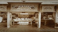 Begini mewahnya toko kue Braga Permai di masa kejayaannya. Hiasan plitur kayu dan etalase kue sederhana jadi ciri khasnya. Foto: Dok. Braga Permai