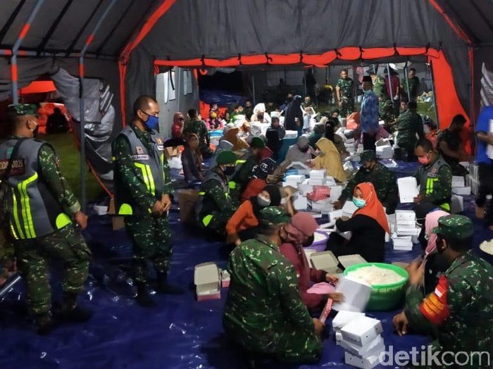 Penanganan kasus COVID-19 di klaster Ponpes Darussalam Blokagung dilakukan berbagai pihak. Selain relawan, TNI AD juga turun menjaga dan membantu dapur umum.
