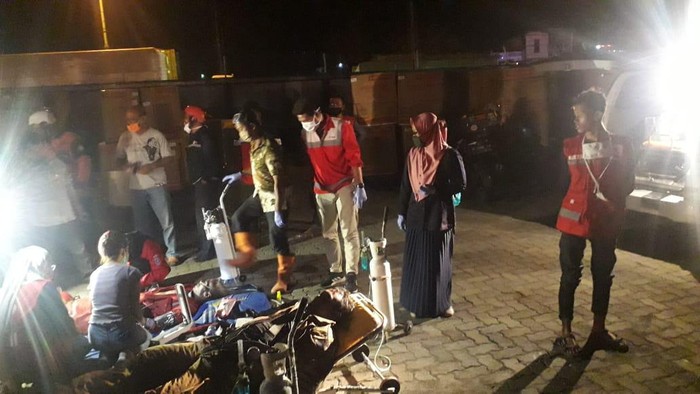 Korban sesak napas dan luka ringan saat proses pemadaman api di gudang Pabrik Polytron