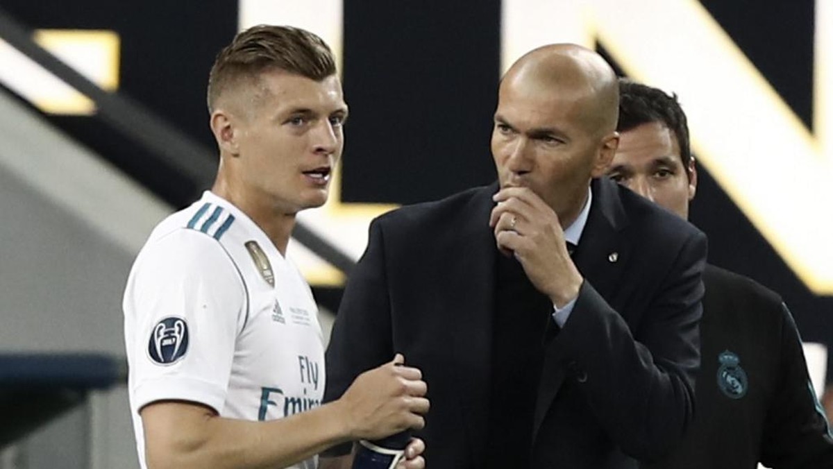 Pelatih Real Madrid Zinedine Zidane mengagumi Toni Kroos. (Foto: AFP/ISABELLA BONOTTO)