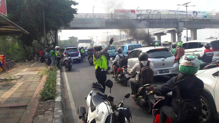 Lalu lintas padat akibat mobil terbakar di Tol Dalam Kota arah Cawang. (Foto: TMC Polda Metro)