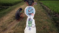 Layang-layang bertemakan Corona tersebut dijadikannya oleh mereka sebagai media edukasi bagi masyarakat akan bahaya virus Corona yang kini semakin merajalela.