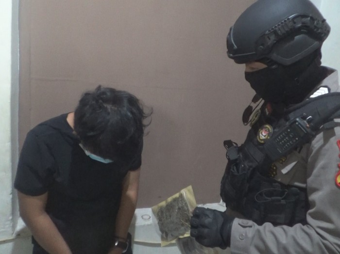 Mahasiswa PTS di Makassar tertangkap basah sedang menghisap ganja