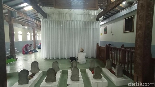 Biasanya ada sejumlah tamu undangan dari luar Kudus. Bahkan ulama dari seluruh Jawa Tengah diundang menghadiri salin luwur Sunan Muria. Namun tahun ini, tamu undangan hanya dari kompleks makam Sunan Muria dan warga setempat.