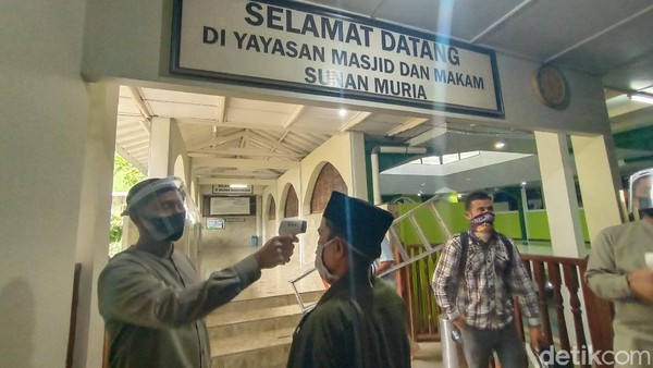 Kondisi di kompleks Makam Sunan Muria, Desa Colo Kecamatan Dawe, Kudus, ramai peziarah, Rabu (2/9/2020), protokol kesehatan juga telah diterapkan. Kondisi di kompleks Makam Sunan Muria, Desa Colo Kecamatan Dawe, Kudus, ramai peziarah, Rabu (2/9/2020), protokol kesehatan juga telah diterapkan.