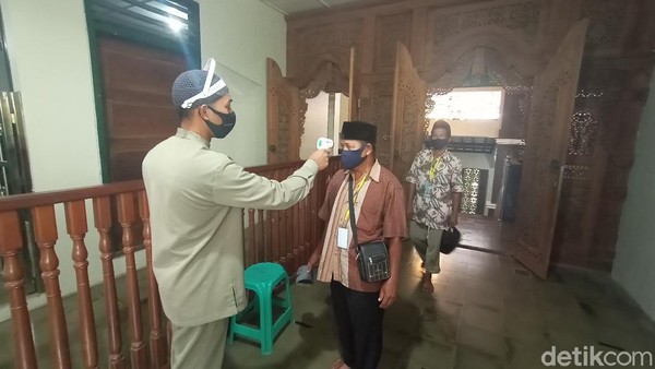 Peziarah yang datang menerapkan protokol kesehatan hingga ada pembatasan jumlah peziarah di dalam makam. Peziarah yang datang menerapkan protokol kesehatan hingga ada pembatasan jumlah peziarah di dalam makam.