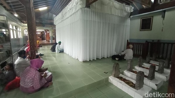 Tampak makam Sunan Muria juga sudah terpasang luwur bagian luar. Sedangkan bagian dalam makam Sunan Muria masih belum terpasang luwur.