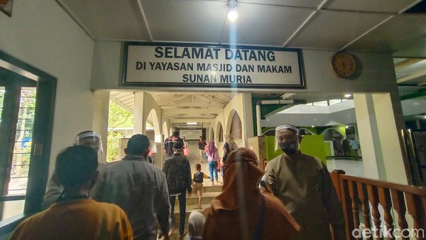 Tradisi salin luwur Sunan Muria pada 15 Muharram atau hari Kamis digelar secara khusus dan tertutup. Tamu undangan dari luar daerah tahun ini tidak ada.