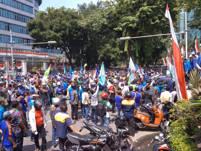 Massa buruh gelar demonstrasi tolak omnibus law (Datuk Haris-detikcom)