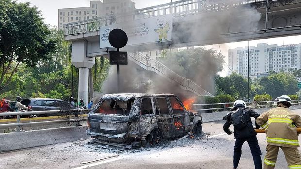Mobil terbakar di Tol Dalam Kota arah Cawang (Foto: TMC Polda Metro)