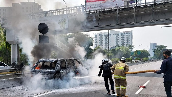 Mobil terbakar di Tol Dalam Kota arah Cawang (Foto: TMC Polda Metro)
