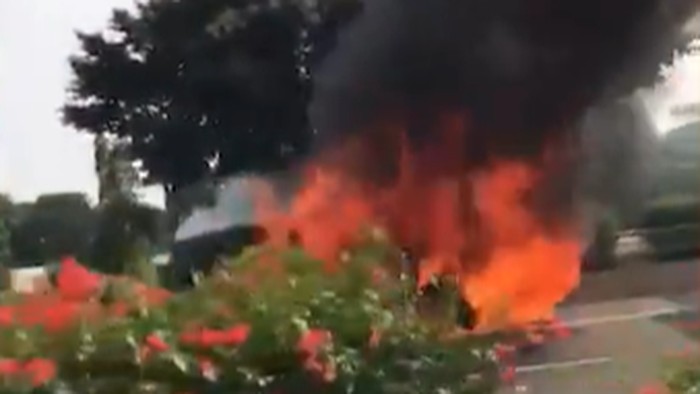 Sebuah mobil terbakar di Tol Dalam Kota yang mengarah ke Cawang. Akibatnya kondisi lalu lintas di sekitar lokasi mengalami kemacetan.