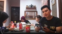 Seolah tak terganggu dengan aktivitas orang-orang di sekitarnya, Aldi fokus membaca Alquran di tangannya. Kali ini ia melafalkan surat Al Maidah di meja makan. Foto: Instagram alditaher.official