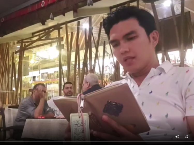 Momen Aldi Taher Ngaji di Restoran sampai Coffee Shop
