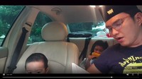 Seperti ketika di dalam mobil. Saat anak perempuan di belakangnya asyik makan jagung, Aldy tetap konsentrasi ngaji. Foto: Instagram alditaher.official