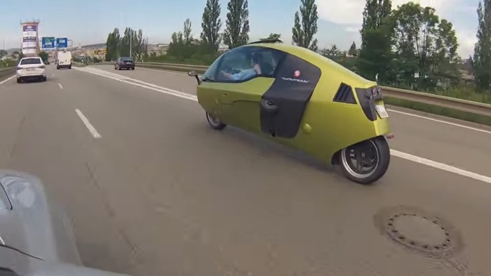 Mengendarai motor ini tak perlu mempertimbangkan cuaca di luar.