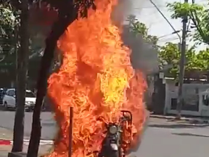 Motor roda tiga terbakar hebat di Semarang, Rabu (2/9/2020)