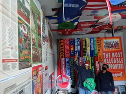 Pengunjung mengamati berbagai koleksi pernak-pernik suporter dan klub-klub sepak bola dari Indonesia di Museum Titik Nol Pasoepati, Solo, Jawa Tengah, Rabu (2/9/2020). 