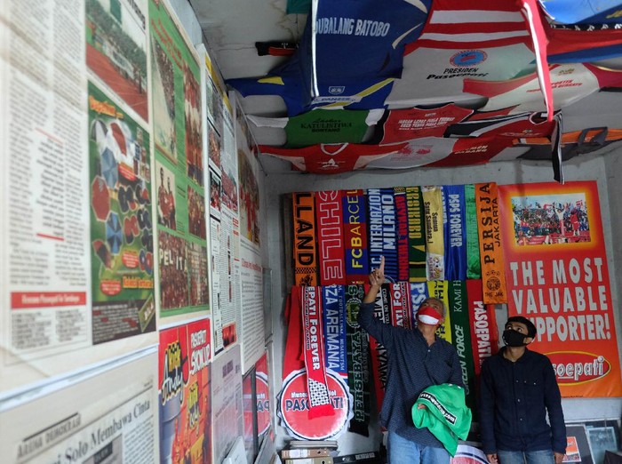 Museum Titik Nol Pasoepati tak boleh dilewatkan oleh para pencinta sepakbola. Di sana pengunjung dapat melihat ragam pernak-pernik klub sepakbola dari Indonesia