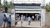 Dilansir dari BBC Indonesia, Diperkirakan setidaknya 15.000 pria, perempuan, dan anak-anak yang dianggap sebagai musuh rezim Khmer Merah telah melewati gerbang penjara yang terletak di luar ibukota Phnom Penh itu. AP Photo/Heng Sinith.