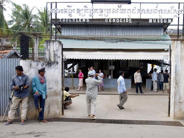 Dilansir dari BBC Indonesia, Diperkirakan setidaknya 15.000 pria, perempuan, dan anak-anak yang dianggap sebagai musuh rezim Khmer Merah telah melewati gerbang penjara yang terletak di luar ibukota Phnom Penh itu. AP Photo/Heng Sinith. Dilansir dari BBC Indonesia, Diperkirakan setidaknya 15.000 pria, perempuan, dan anak-anak yang dianggap sebagai musuh rezim Khmer Merah telah melewati gerbang penjara yang terletak di luar ibukota Phnom Penh itu. AP Photo/Heng Sinith.