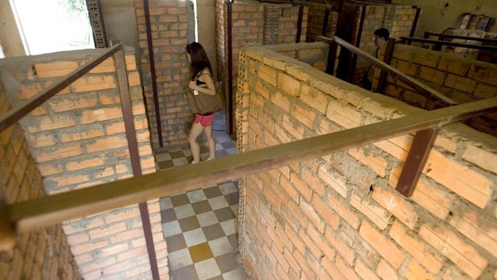 Kompleks Penjara S-21 yang kini jadi Museum Genosida Tuol Sleng merupakan bangunan bersejarah yang jadi saksi bisu kekejaman rezim Khmer Merah di Kamboja.