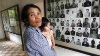 Di salah satu area museum tersebut, pengunjung dapat melihat beragam foto orang-orang yang sempat ditahan di dalam kompleks Penjara S-21. Diperkirakan sedikitnya 16 ribu orang menjadi korban dari kekejaman rezim tersebut. AP Photo/Heng Sinith.