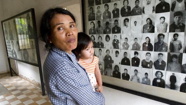 Di salah satu area museum tersebut, pengunjung dapat melihat beragam foto orang-orang yang sempat ditahan di dalam kompleks Penjara S-21. Diperkirakan sedikitnya 16 ribu orang menjadi korban dari kekejaman rezim tersebut. AP Photo/Heng Sinith. Di salah satu area museum tersebut, pengunjung dapat melihat beragam foto orang-orang yang sempat ditahan di dalam kompleks Penjara S-21. Diperkirakan sedikitnya 16 ribu orang menjadi korban dari kekejaman rezim tersebut. AP Photo/Heng Sinith.