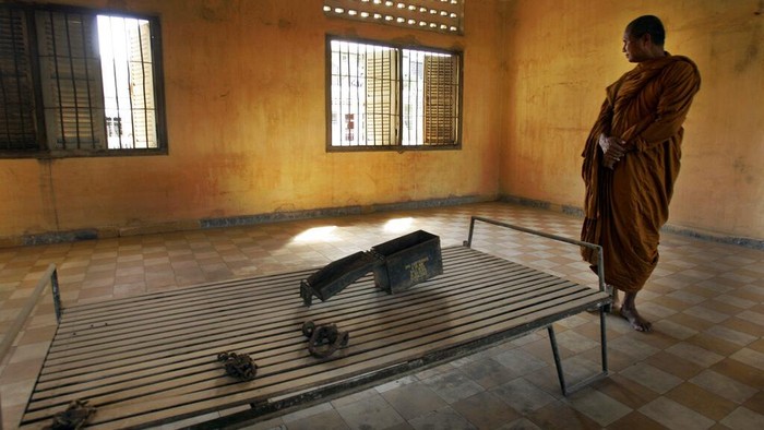 Kompleks Penjara S-21 yang kini jadi Museum Genosida Tuol Sleng merupakan bangunan bersejarah yang jadi saksi bisu kekejaman rezim Khmer Merah di Kamboja.