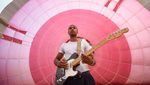 Wow! Musisi ini Main Musik di Atas Balon Udara