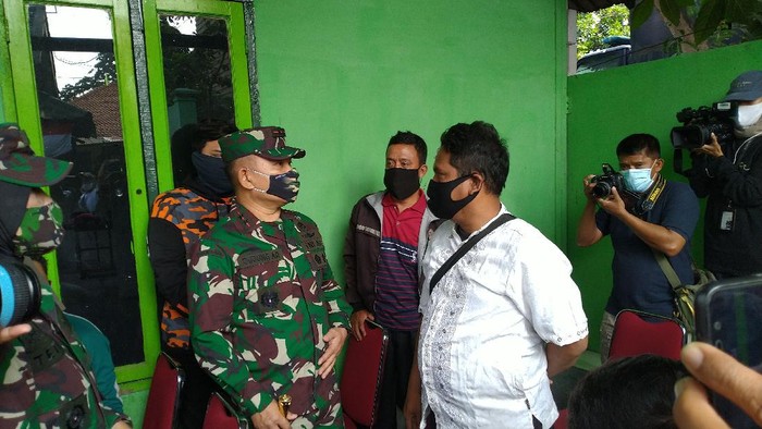 Pangdam Jaya Serahkan Bantuan ke Korban Polsek Ciracas (Sachril-detikcom)