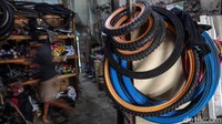 Suku cadang sepeda juga masih tinggi penjualannya.