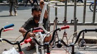 Pedagang mengecat ulang sepeda lama untuk dijual kembali di kawasan Tanah Abang, Jakarta Pusat, Rabu (2/9/2020).