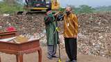Intip Pelantikan Pejabat di Tempat Pembuangan Sampah