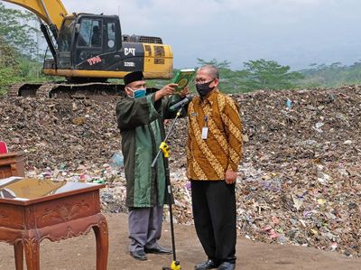 Intip Pelantikan Pejabat di Tempat Pembuangan Sampah