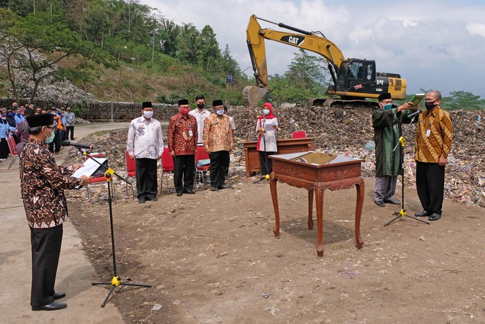 Sejumlah pejabat berfoto seusai acara pelantikan kepala Dinas Lingkungan Hidup kabupaten Temanggung di Tempat Pembuangan Akhir (TPA) Sanggrahan, Kranggan, Temanggung, Jawa Tengah, Rabu (2/9/2020). Pelantikan kepada Dinas Lingkungan Hidup Kabupaten Temanggung sengaja dilaksanakan di tempat pembuangan sampah yang bertujuan mengajak pejabat melihat secara langsung kondisi lokasi pembuangan sampah sekaligus untuk mensosialisasikan pentingnya pengelolaan sampah. ANTARA FOTO/Anis Efizudin/aww.