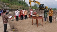 Kepala Dinas Lingkungan Hidup kabupaten Temanggung Ertargo (kanan) melakukan sumpah jabatan saat pelantikan pejabat di Tempat Pembuangan Akhir (TPA) Sanggrahan, Kranggan, Temanggung, Jawa Tengah, Rabu (2/9/2020).