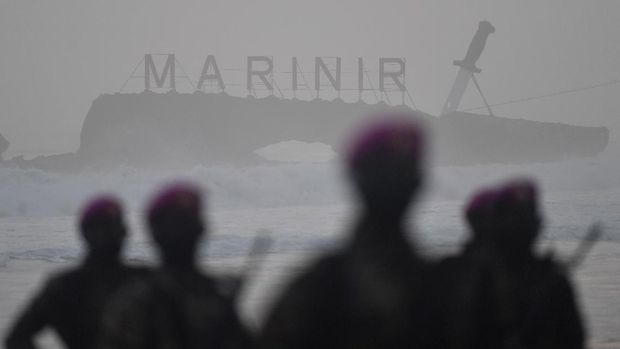 Perwira dan Bintara Remaja Korps Marinir mengikuti gladi bersih upacara Pembaretan Prajurit Korps Marinir di Pantai Baruna Kondang Iwak, Malang, Jawa Timur.