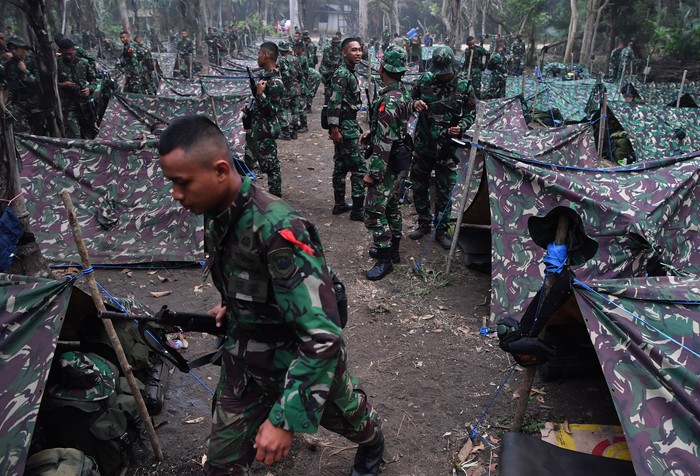 PEMBARETAN PRAJURIT Perwira dan Bintara Remaja Korps Marinir mengikuti gladi bersih upacara Pembaretan Prajurit Korps Marinir di Pantai Baruna Kondang Iwak, Malang, Jawa Timur.